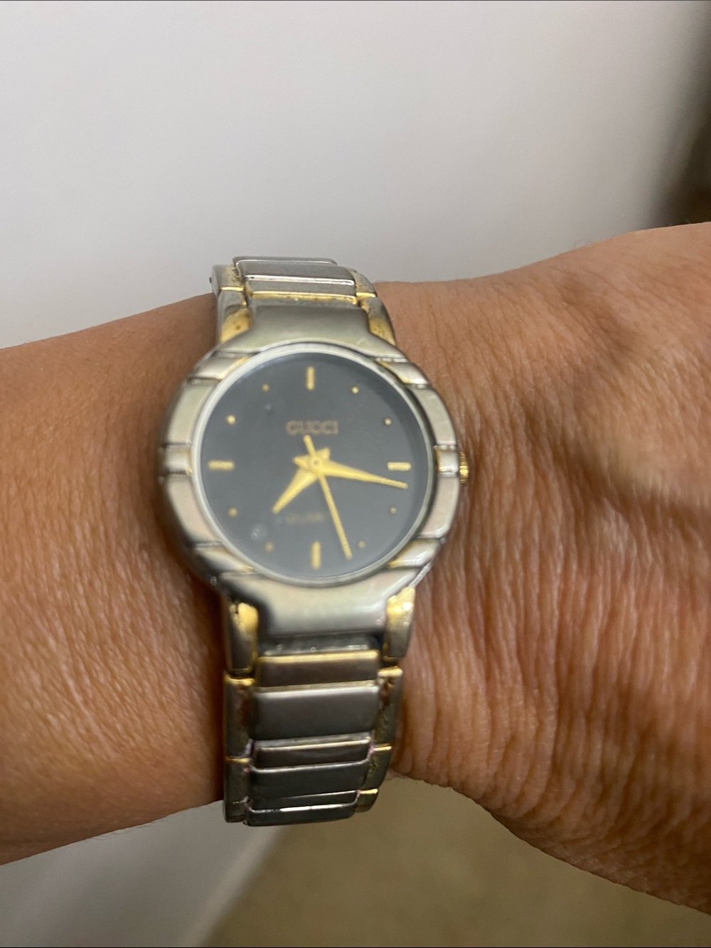Vintage Gucci Women’s Quartz Stainless Steel Watch with Black Dial